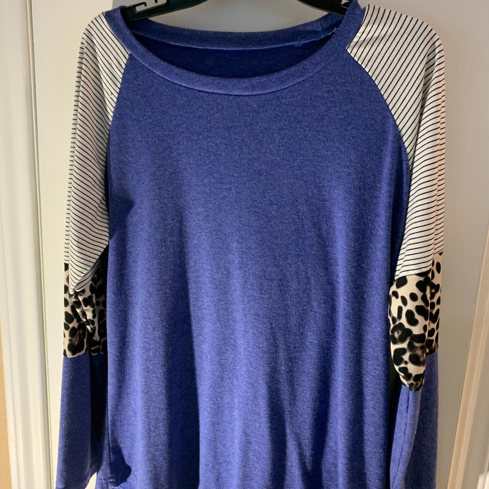 LEOPARD TRIMMED TEE